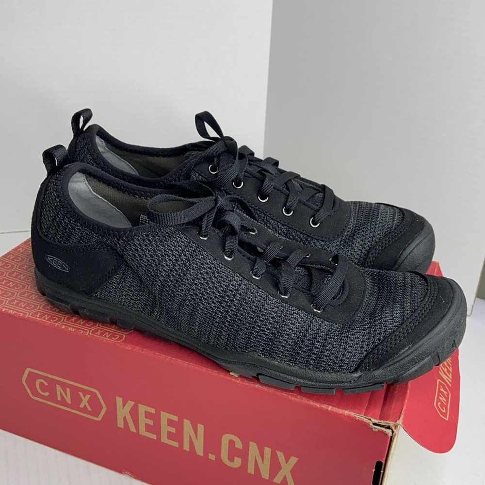 Keen size 11 black raven lace up sneakers EUC